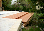 Zimmerei Pilzweger - Relax- Deck an einem Schwimmbad aus Lärche- Brettschichtholz, Belag aus geöltem Hartholz 