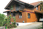 Zimmerei Pilzweger - Niedrigenergiehaus in Holzständerbauweise mit Fichtenholz Außenverkleidung, Ziegeldeckung und Sichtdachstuhl