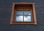 Zimmerei Pilzweger - Exakt ausgebildete Fensterleibung auf Holzschalung